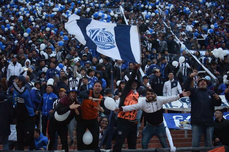 FOTO: Los hinchas de Talleres coparon el estadio Malvinas Argentinas en Mendoza.