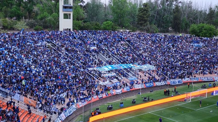 FOTO: Los hinchas de Talleres coparon el estadio Malvinas Argentinas en Mendoza.