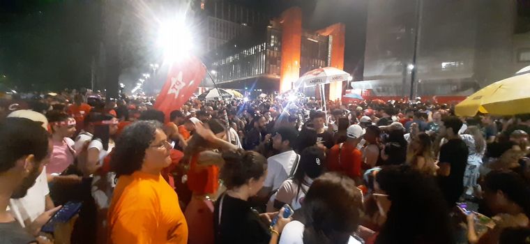 FOTO: Festejos en San Pablo por el triunfo de Lula en el balotaje en Brasil. 