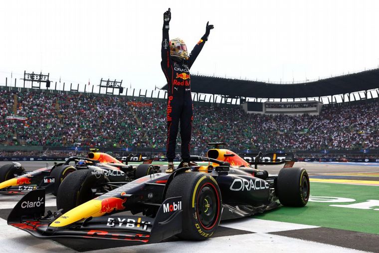 Max Verstappen sobre su Red Bull festejando en México.