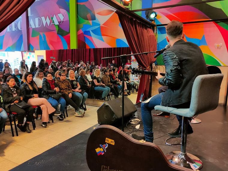 En la Academia del Broadway fans de Axel en otro ciclo de “Entrevistas Cantadas”.