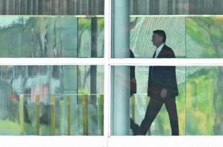 FOTO: Jair Bolsonaro, saliendo en silencio del Palacio del Planalto.