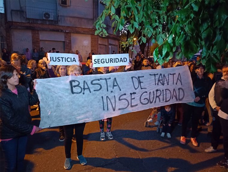 FOTO: Marcha en barrio Azcuénaga por el crimen de Patricio Gigena cuando estaba trabajando.