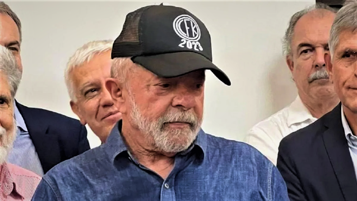 FOTO: Lula celebró su triunfo con una gorra que fue un guiño a Cristina Kirchner.