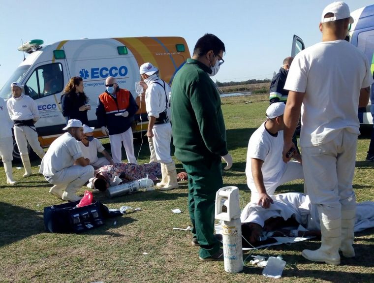 Los operarios fueron trasladados en ambulancia y helicóptero al HECA.