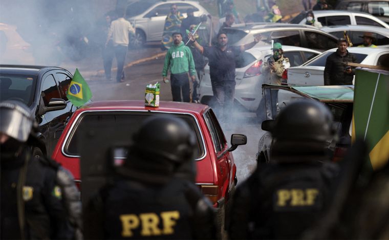 FOTO: Tensión: bloqueo de rutas brasileñas tras el triunfo de Lula.