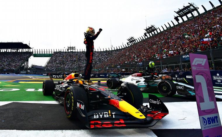 Verstappen celebrando victoria y récord en el 'Foro Sol' del 'Hnos. Rodríguez'