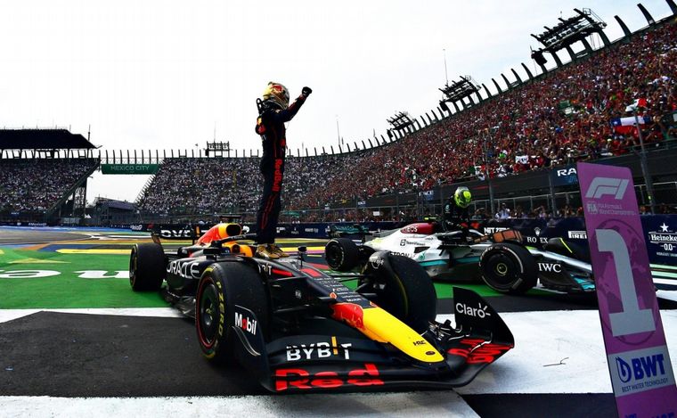 FOTO: Verstappen celebrando victoria y récord en el 'Foro Sol' del 'Hnos. Rodríguez'