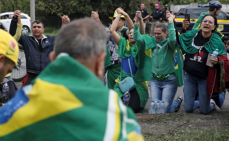 FOTO: Tensión: bloqueo de rutas brasileñas tras el triunfo de Lula.