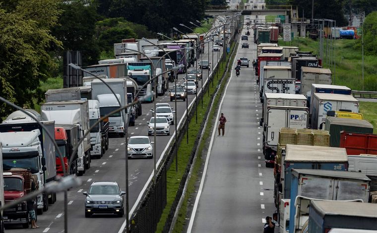 Tensión: bloqueo de rutas brasileñas tras el triunfo de Lula