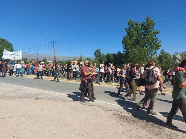 FOTO: Vecinos de Mina Clavero marcharon pidiendo justicia en el camino de las Altas Cumbres