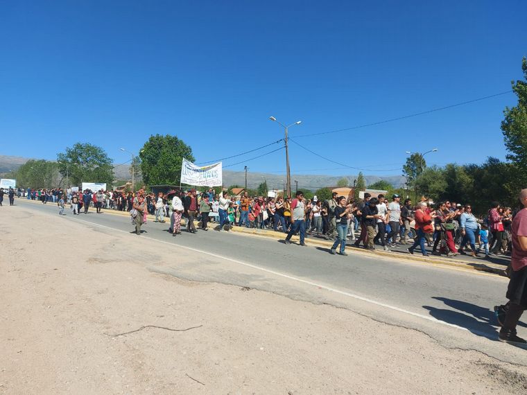 FOTO: Vecinos de Mina Clavero marcharon pidiendo justicia en el camino de las Altas Cumbres