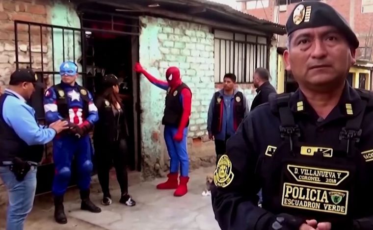 FOTO: Policías, como Avengers (captura de video).
