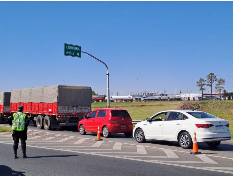 En el lugar hay desvíos en el tránsito por la A012. 