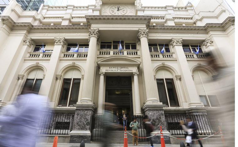 El FMI advirtió que el país debe apuntalar la estabilidad y controlar la inflación.