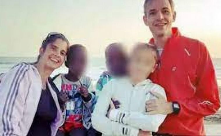 Quedó detenida la pareja que adoptó a mellizos africanos y luego los abandonó.