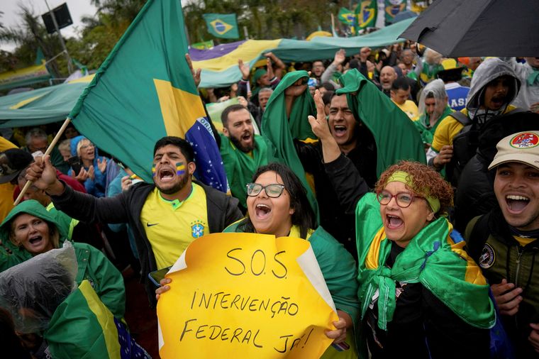FOTO: Manifestación de seguidores de Bolsonaro en un cuartel en San Pablo. 