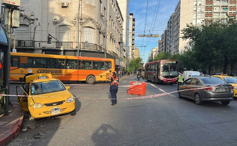 Violento choque entre un auto y un taxi en Córdoba.