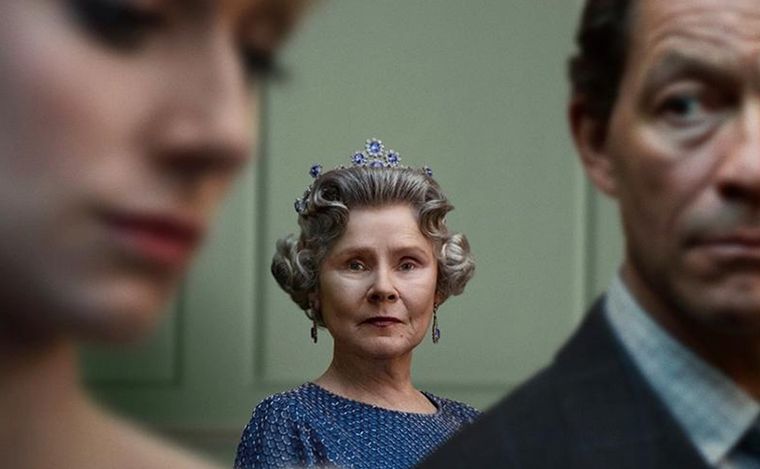 FOTO: La reina, entre Diana y Carlos, la relación tormentosa de la quinta temporada.