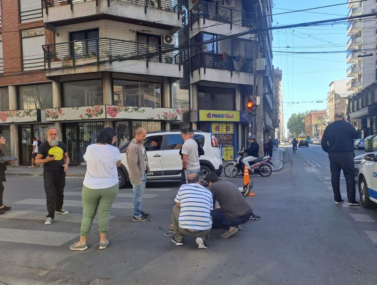FOTO: En la esquina de 3 de Febrero y Corrientes un nuevo choque entre auto y ciclista. 
