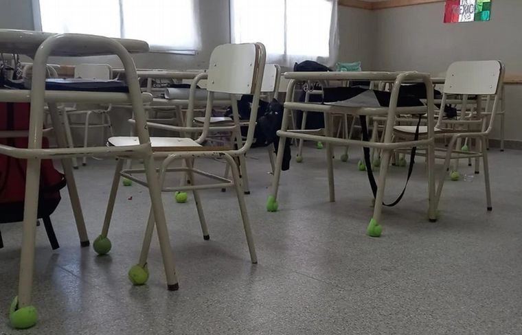 FOTO: Colocaron pelotas de tenis en las sillas y bancos (Foto: ADN Sur)
