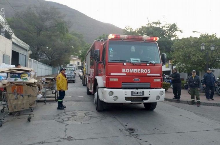 FOTO: Bomberos combaten un fuerte incendio en Salta.