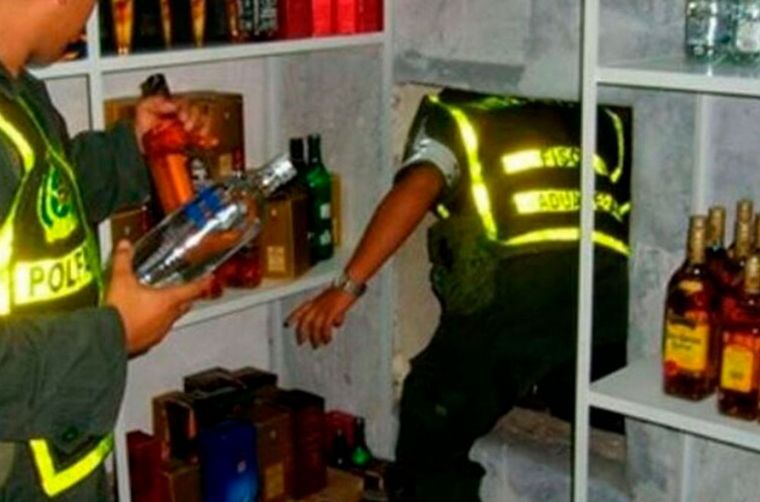 La Policía de Ecuador secuestró alcohol adulterado que mató gente.