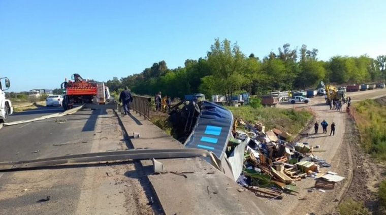 Tragedia en Luján: un camión se cayó de un puente y el conductor murió