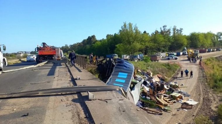 FOTO: Tragedia en Luján: un camión se cayó de un puente y el conductor murió