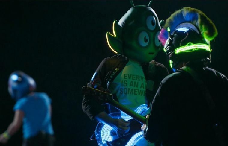 FOTO: Coldplay durante la canción Something Just Like This