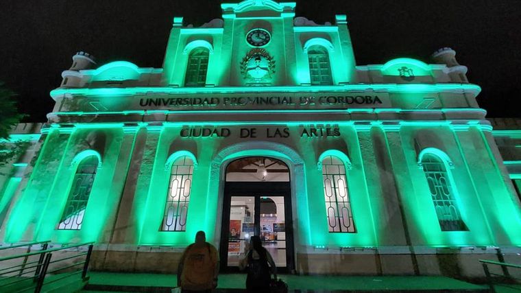 FOTO: La Ciudad de las Artes luce una nueva iluminación ornamental
