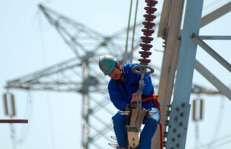 FOTO: Un trabajador instala nuevas líneas de alto voltaje. Foto: Luz y Fuerza Mar del Plata
