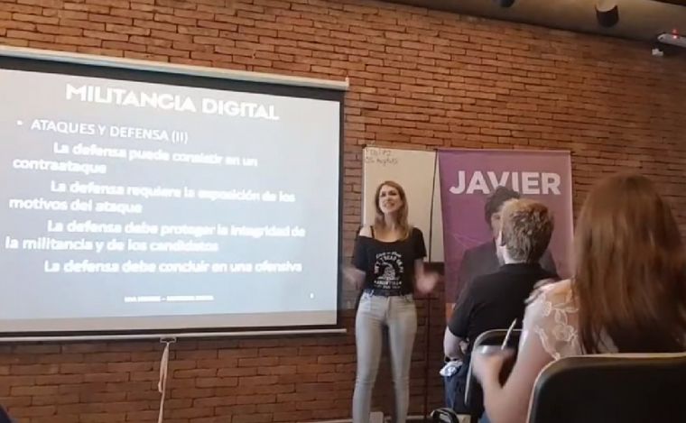 Lilia Lemoine durante su clase de