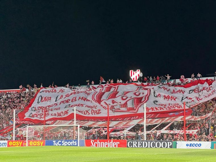La hinchada albirroja copó las tribunas del Monumental de Alta Córdoba.