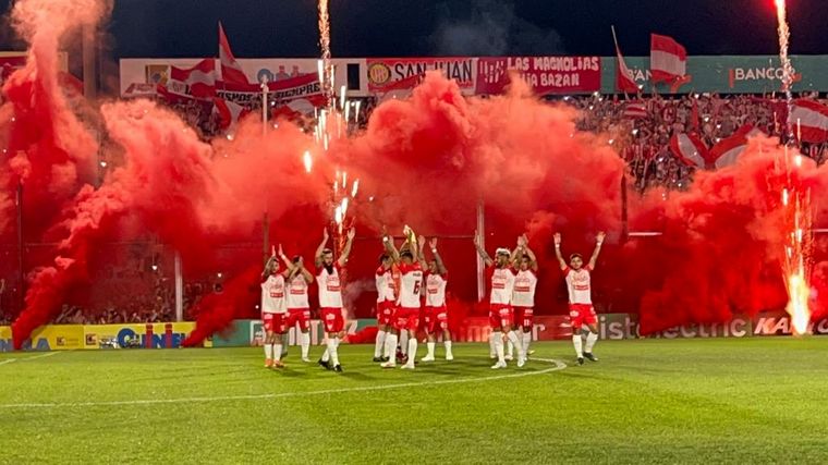 La hinchada albirroja preparó un recibimiento espectacular.