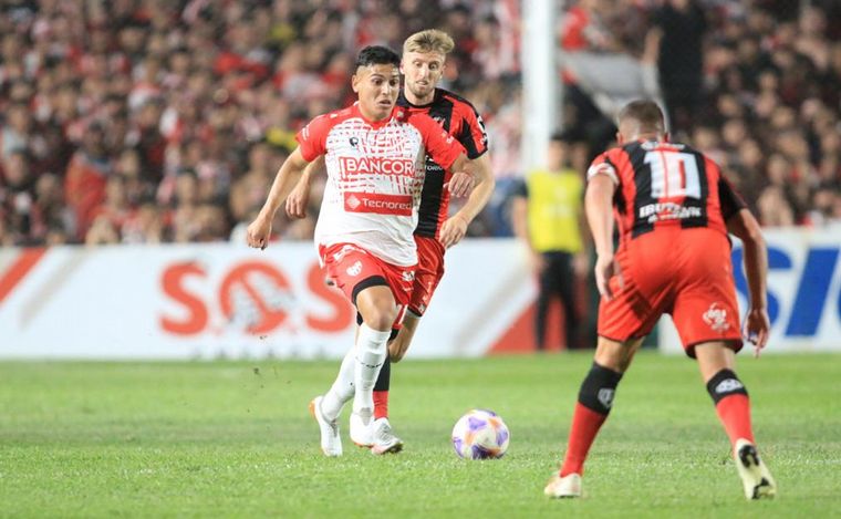 Santiago Rodríguez se adueña de la pelota en Alta Córdoba.