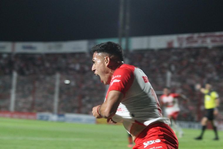 FOTO: Santiago Rodríguez se llena la boca de gol en Alta Córdoba.