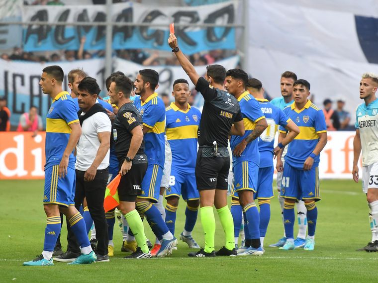 FOTO: El árbitro Facundo Tello expulsa a un jugador de Boca en el Trofeo de Campeones.