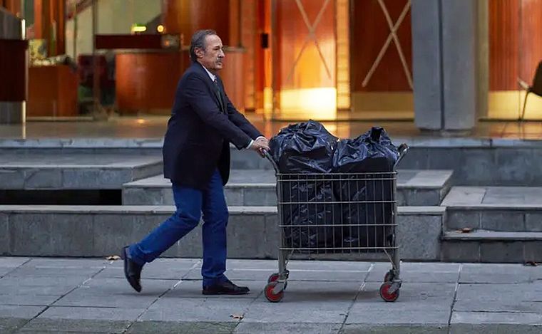 Eliseo posando para una consorcista pintora.Todo por un voto.