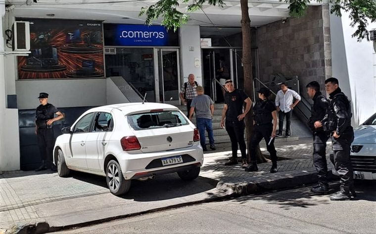 Las balas destrozaron la luneta del auto.