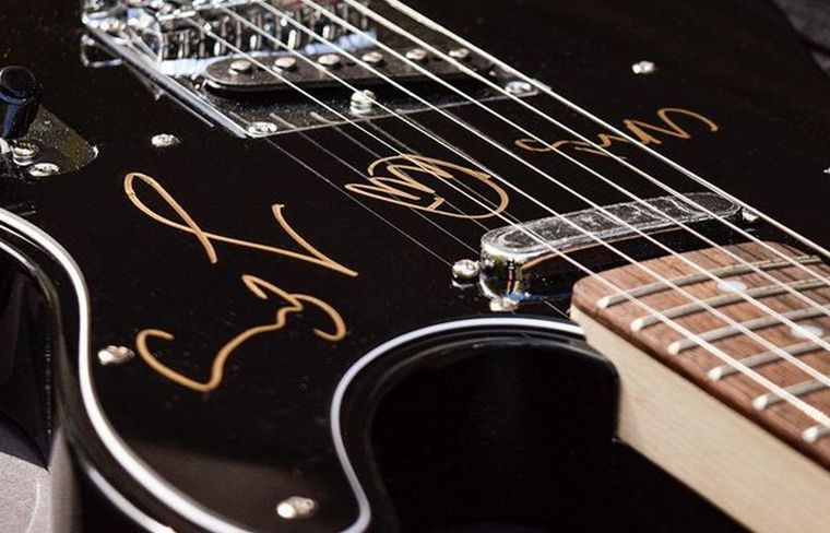 FOTO: La guitarra de Coldplay que sorteará la Fundación Jean Maggi (Foto: @jeanmaggiok)