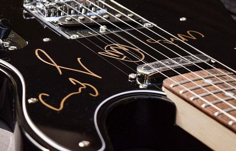 La guitarra de Coldplay que sorteará la Fundación Jean Maggi (Foto: @jeanmaggiok)