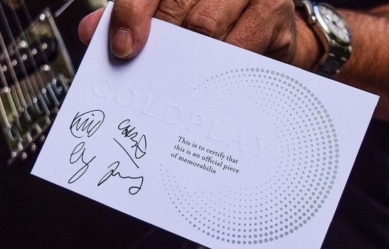 La guitarra de Coldplay que sorteará la Fundación Jean Maggi (Foto: @jeanmaggiok)