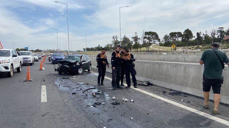 Venía en contramano por circunvalación y ocasionó un tremendo accidente