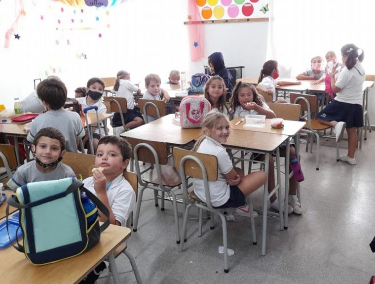 FOTO: Escuelas rosarinas suman una hora de clase de prueba piloto: será obligatorio en 2023