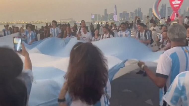 El banderazo argentino en la capital de Qatar. (Foto: NA)