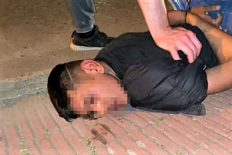 El delincuente fue retenido por los vecinos y luego aprehendido por la policía.