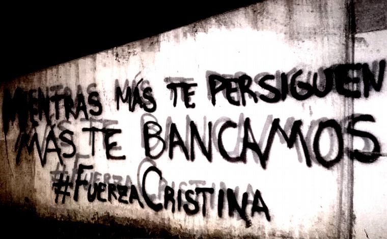 Sale Macri, entra Cristina, por Adrián Simioni.