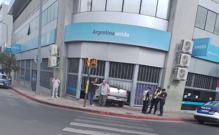 FOTO: Una camioneta chocó contra la oficina del Anses en Córdoba.