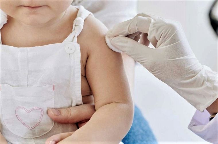 FOTO: Avanza la vacunación triple viral en Rosario.